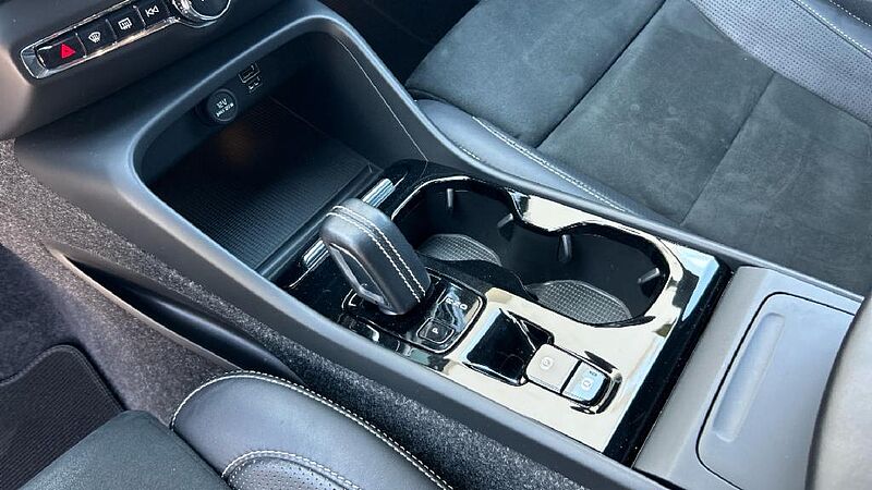Volvo XC40 2.0 B4 G R-DESIGN AUTO 197 5P