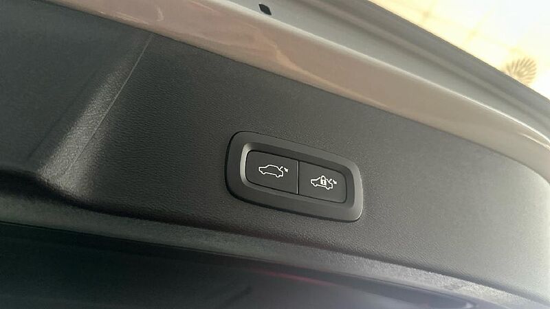 Volvo XC40 Recharge Core, T4 plug-in hybrid, El?ctrico/Gasolina, Bright