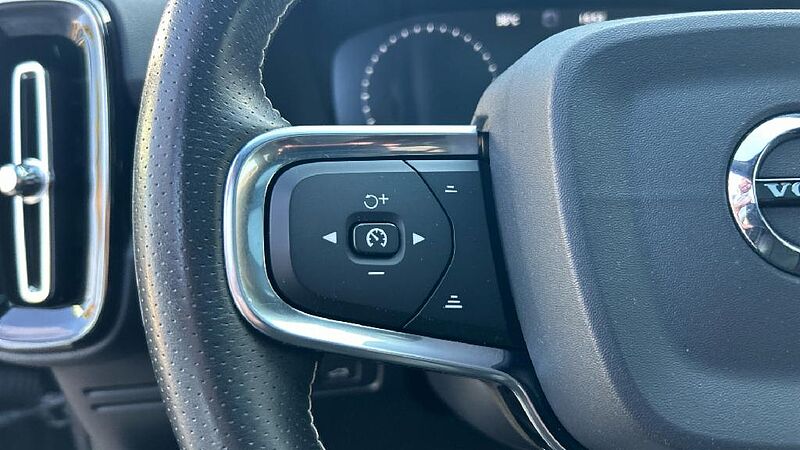 Volvo XC40 2.0 D4 R-DESIGN 4WD AUTO 190 5P