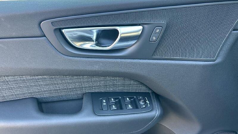Volvo XC60 2.0 B5 P CORE AUTO 4WD 250 5P