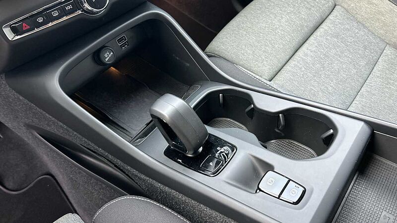 Volvo XC40 Recharge Core, T4 plug-in hybrid, El?ctrico/Gasolina, Bright