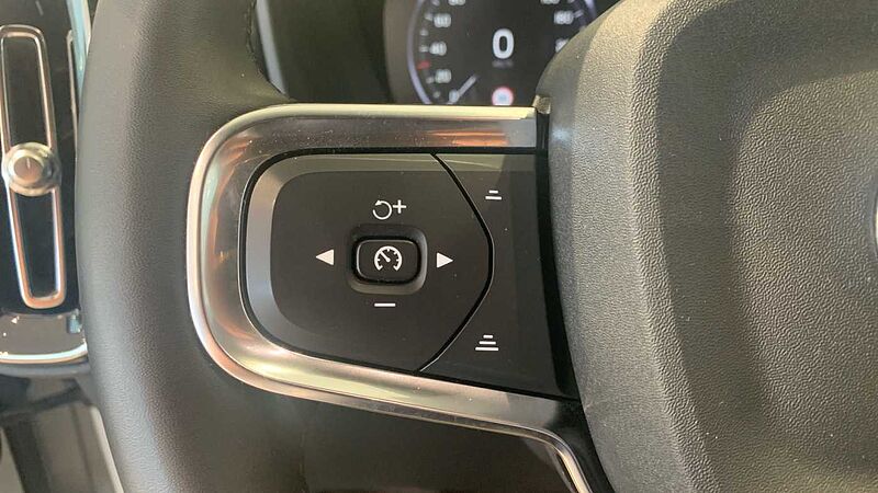 Volvo XC40 Recharge Plus, T4 plug-in hybrid, El?ctrico/Gasolina, Dark