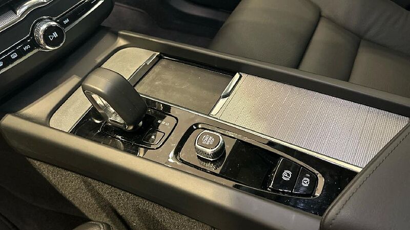 Volvo XC60 2.0 T6 RECHARGE PLUS DARK AUTO 4WD 350 5P