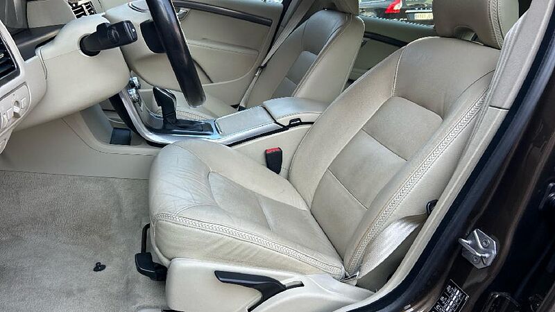 Volvo XC70 2.4 D4 MOMENTUM 4WD AUTO 181 5P