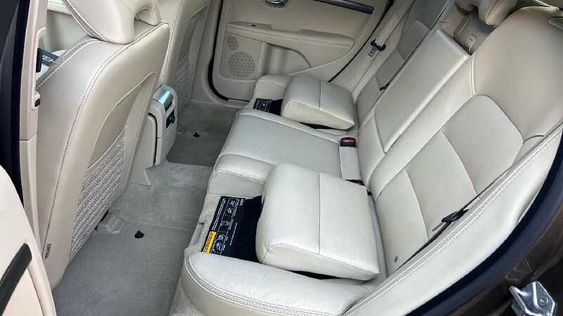 Volvo XC70 2.4 D4 MOMENTUM 4WD AUTO 181 5P