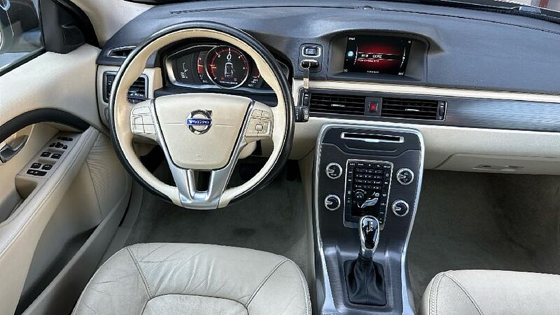 Volvo XC70 2.4 D4 MOMENTUM 4WD AUTO 181 5P