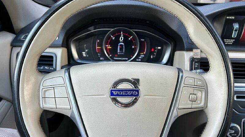 Volvo XC70 2.4 D4 MOMENTUM 4WD AUTO 181 5P