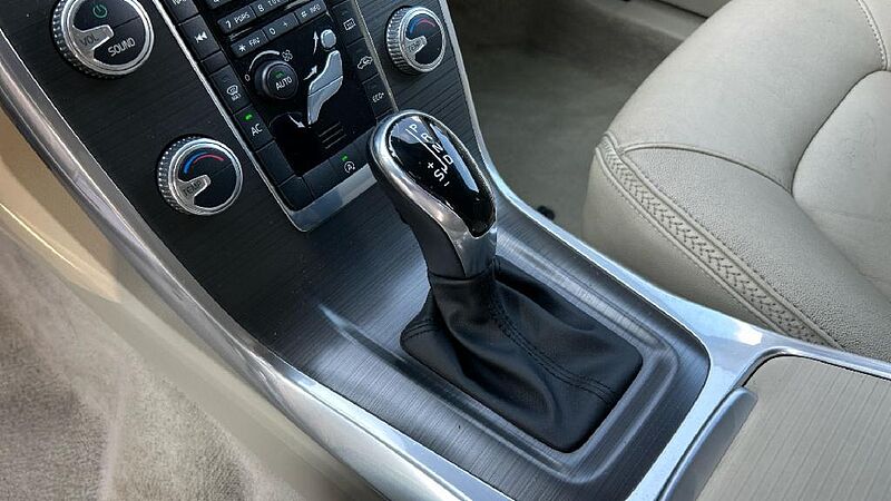 Volvo XC70 2.4 D4 MOMENTUM 4WD AUTO 181 5P