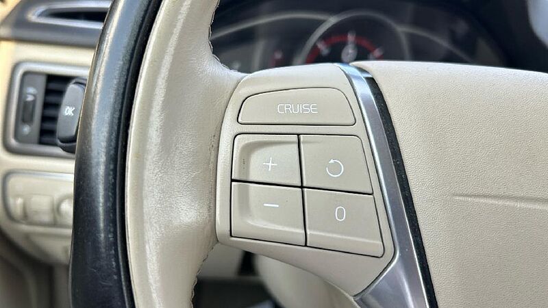 Volvo XC70 2.4 D4 MOMENTUM 4WD AUTO 181 5P