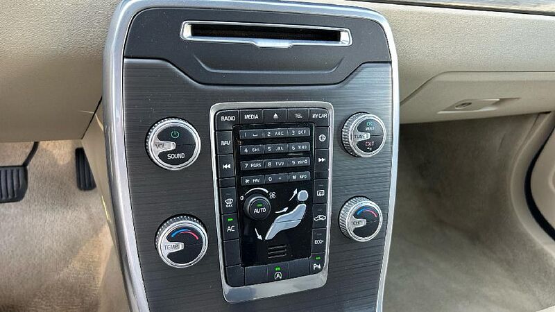 Volvo XC70 2.4 D4 MOMENTUM 4WD AUTO 181 5P