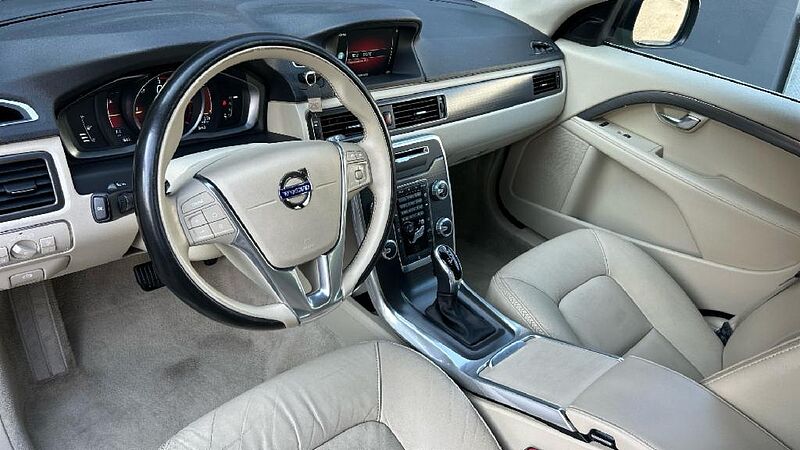 Volvo XC70 2.4 D4 MOMENTUM 4WD AUTO 181 5P
