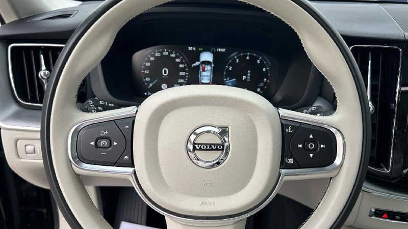 Volvo XC60 2.0 B4 G MOMENTUM AUTO 197 5P