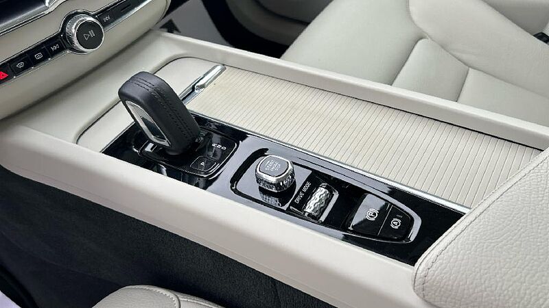 Volvo XC60 2.0 B4 G MOMENTUM AUTO 197 5P