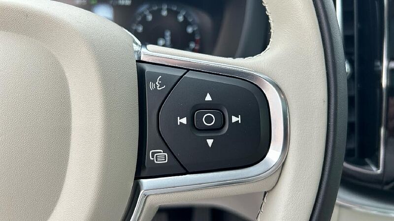 Volvo XC60 2.0 B4 G MOMENTUM AUTO 197 5P