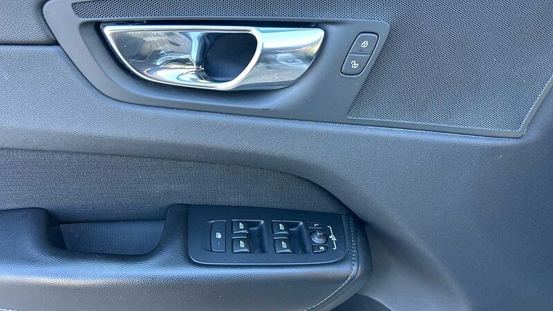 Volvo XC60 2.0 B4 D MOMENTUM PRO AUTO 4WD 197 5P