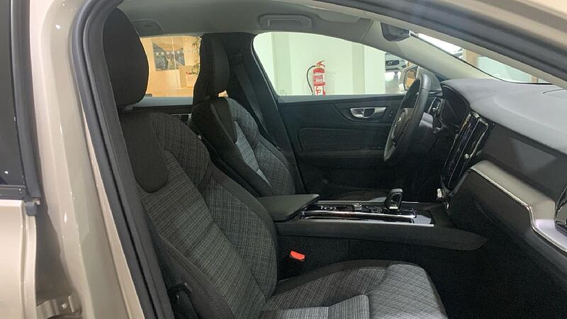 Volvo V60 Cross Country 2.0 B4 D CROSS COUNTRY CORE AUTO AWD 197 5P