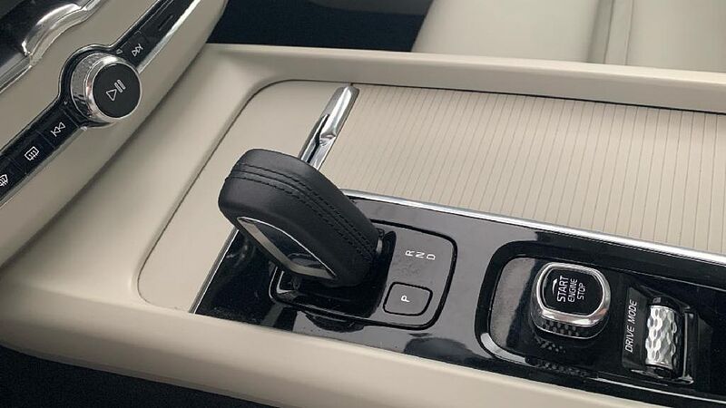 Volvo XC60 2.0 B4 D MOMENTUM PRO AUTO 4WD 197 5P