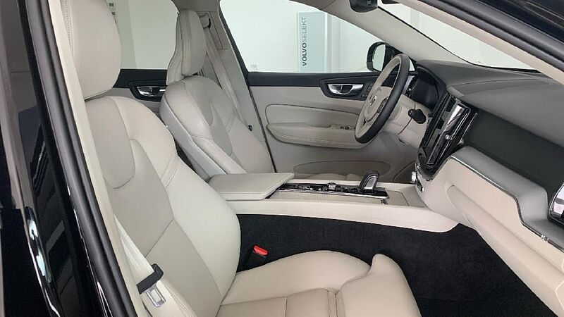 Volvo XC60 2.0 B4 D MOMENTUM PRO AUTO 4WD 197 5P