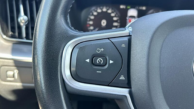 Volvo XC60 2.0 B4 D MOMENTUM PRO AUTO 4WD 197 5P