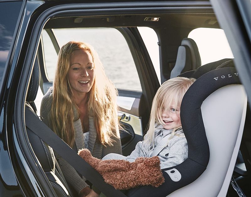 ¿Hasta qué edad debe ir un menor en un Sistema de Retención Infantil en el coche?